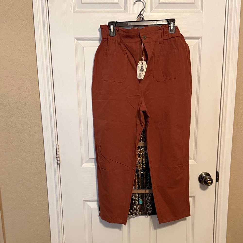 Easel Women’s Terracotta ankle pants with elastic waist NWT Size Large.